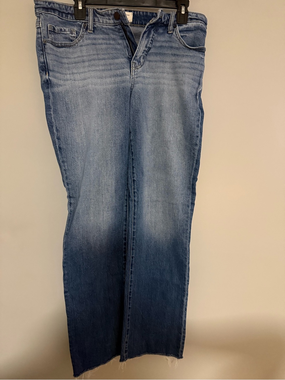 BKE Women’s Two-Tone Light-to-Mid Blue Straight-Leg Jeans